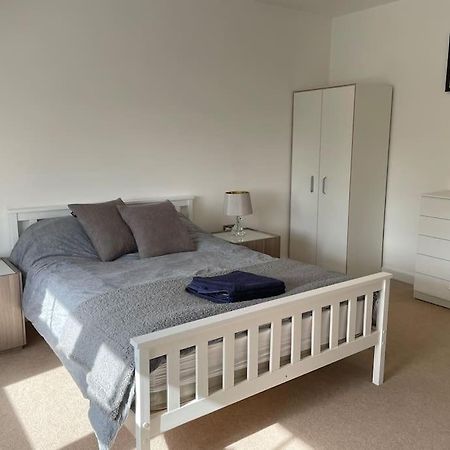 Apartamento Lovely 2-Bed Flat With Well Equipped Kitchen Ealing Exterior foto