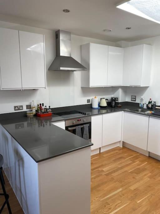 Apartamento Lovely 2-Bed Flat With Well Equipped Kitchen Ealing Exterior foto