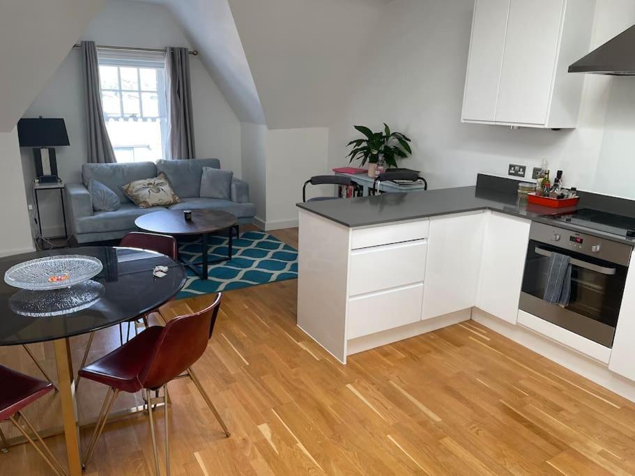 Apartamento Lovely 2-Bed Flat With Well Equipped Kitchen Ealing Exterior foto