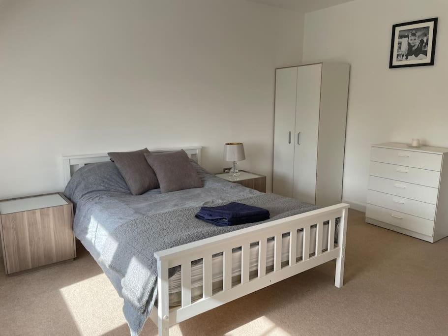 Apartamento Lovely 2-Bed Flat With Well Equipped Kitchen Ealing Exterior foto