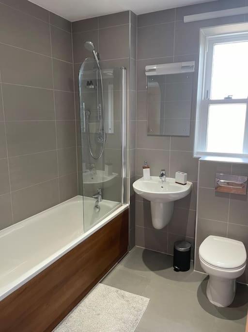 Apartamento Lovely 2-Bed Flat With Well Equipped Kitchen Ealing Exterior foto